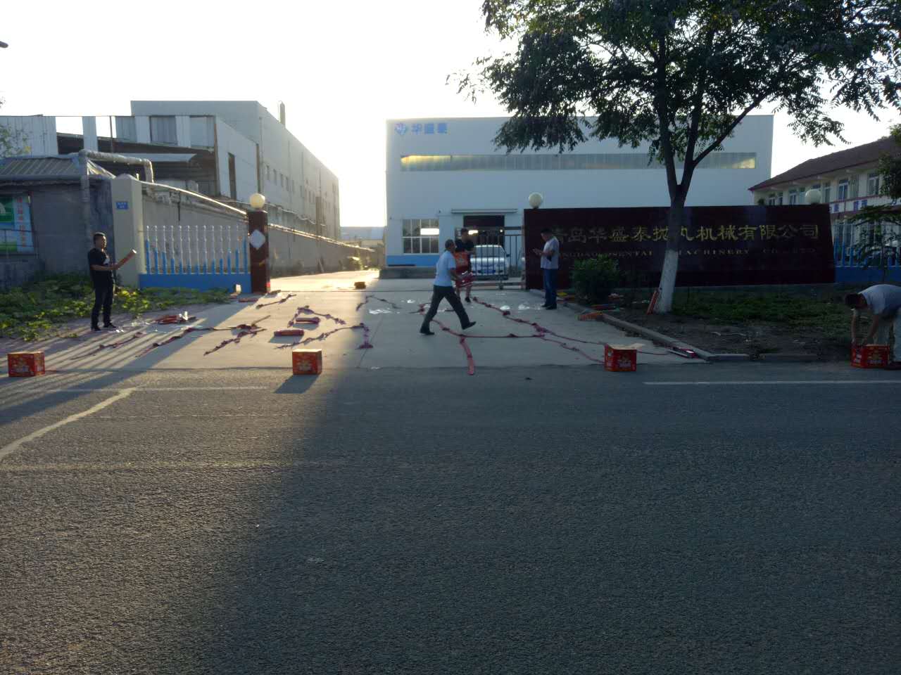 華盛泰拋丸機(jī)廠喜迎財神2017年9月12日現(xiàn)場圖